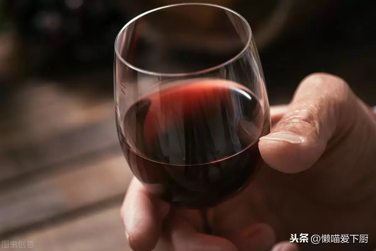 红酒开瓶一股臭鸡蛋味？别急着倒掉！能不能喝，一文讲明白