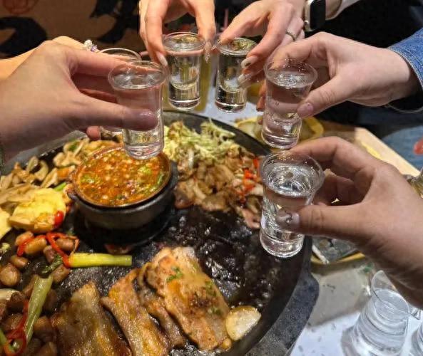 晚上的酒，喝的从来不是酒，是成年人的松弛与烟火