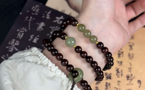 女士戴小叶紫檀手串选什么款式？108颗素串清雅百搭，加一颗南红提亮更显气质