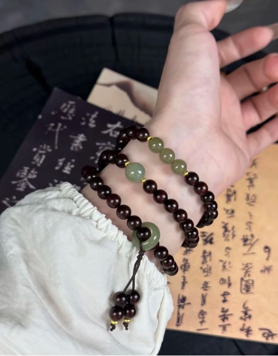 女士戴小叶紫檀手串选什么款式？108颗素串清雅百搭，加一颗南红提亮更显气质
