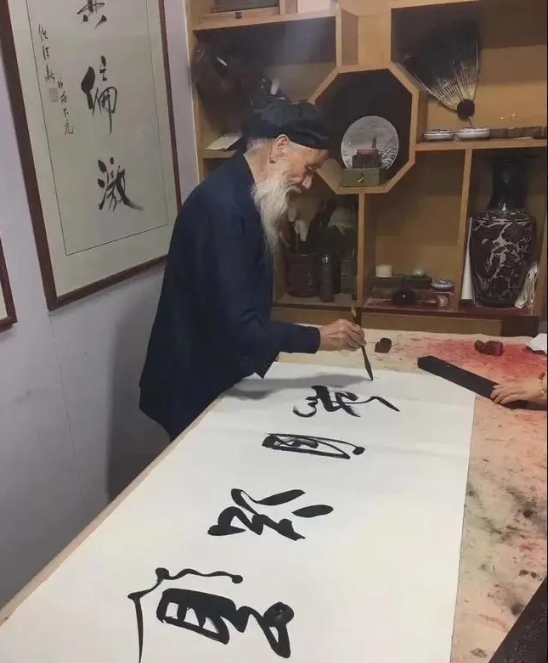 女士戴小叶紫檀手串选什么款式？108颗素串清雅百搭，加一颗南红提亮更显气质