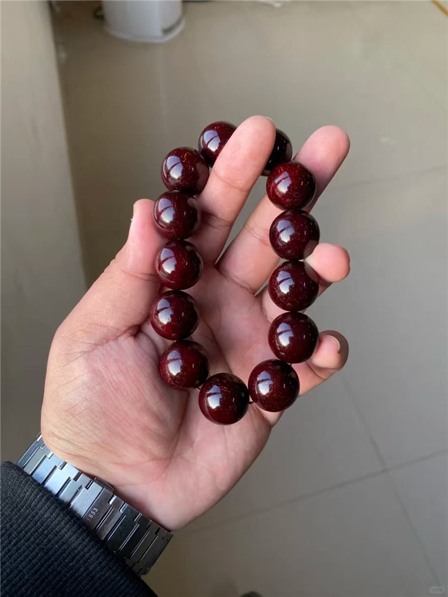 女士戴小叶紫檀手串选什么款式？108颗素串清雅百搭，加一颗南红提亮更显气质