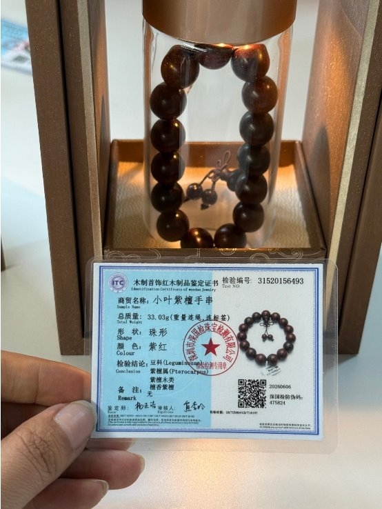 女士戴小叶紫檀手串选什么款式？108颗素串清雅百搭，加一颗南红提亮更显气质