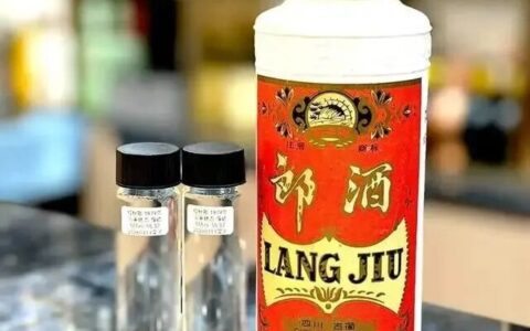 郎酒老酒品鉴：70 年代末‑80 年代塑盖郎酒，83‑86 年为品质巅峰期
