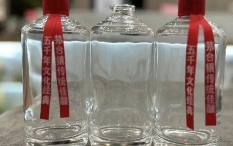 为什么酱香型白酒不用透明玻璃瓶装酒？