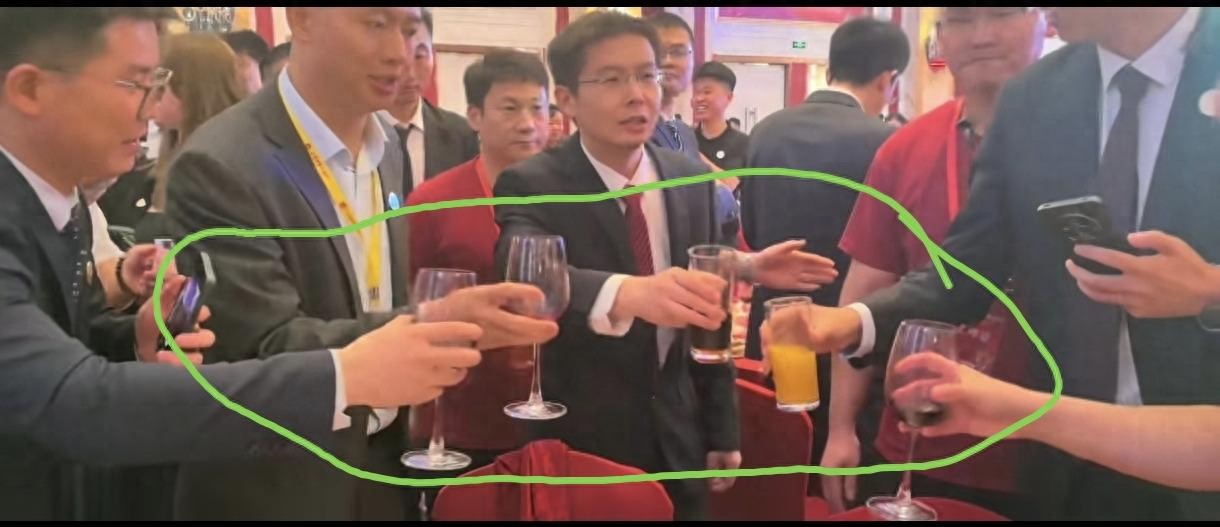 宇树科技上市庆功宴上创始人王兴兴敬酒时宾客几乎没有喝白酒的。