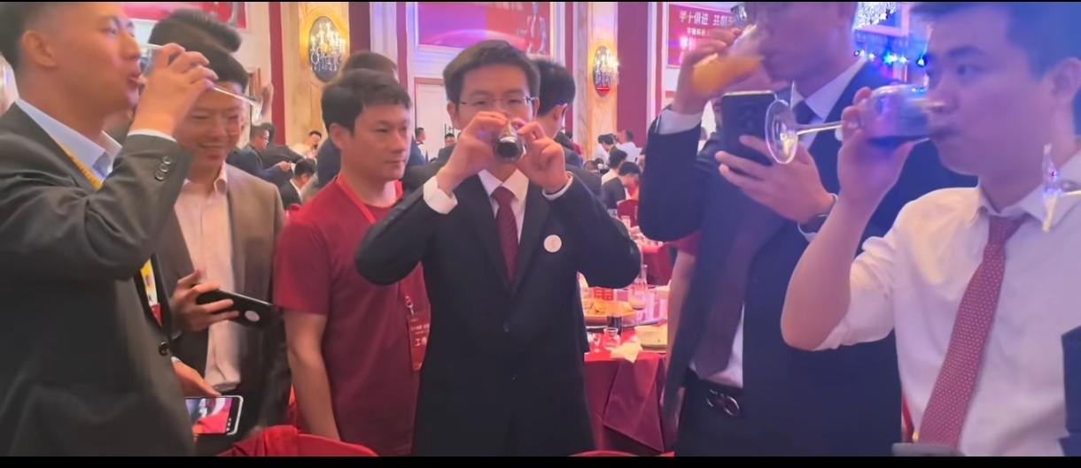 宇树科技上市庆功宴上创始人王兴兴敬酒时宾客几乎没有喝白酒的。