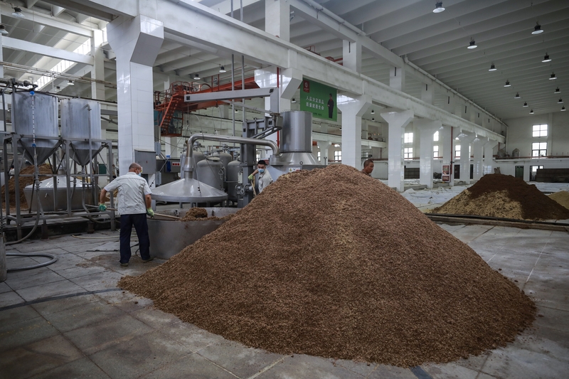 窖池未必越老越好:西凤酒为什么每年铲掉一次窖泥?