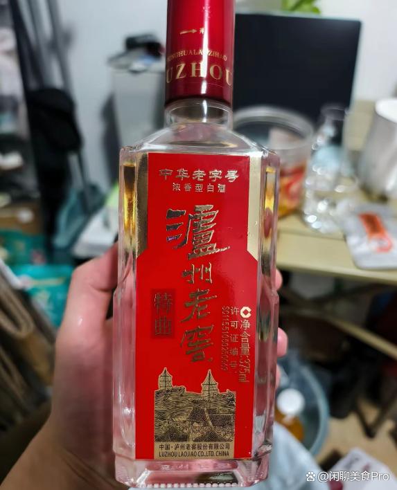 剑南春喝完换上泸州老窖特曲,我才发现:年轻人喝酒的选择真的变了!