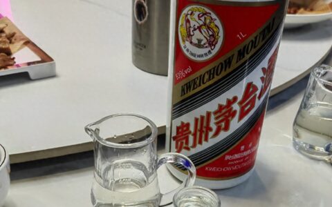 喝茅台前要不要“醒酒”？牢记“2好2不醒”，原来这么多年没喝对