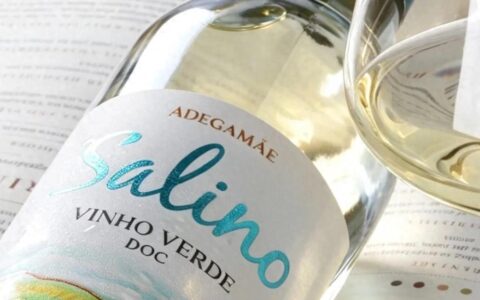 绿酒竟然不是绿色的酒？葡萄牙绿酒产区、品种与风味全解析