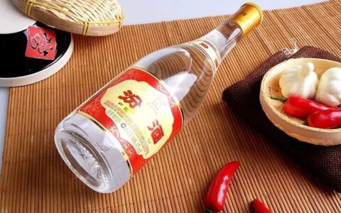 白酒都在跌价，50块的黄盖玻汾却要冲百亿：光瓶酒凭什么？