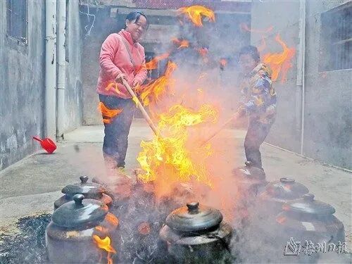 火炙:禾秆谷壳围瓮,暗火煨至酒沸(梅州日报资料图)