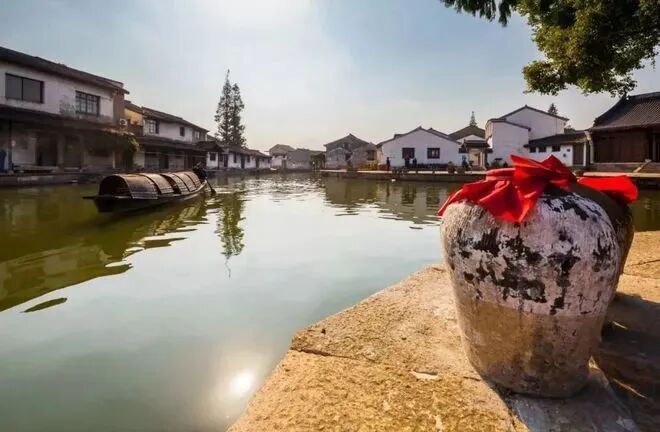 绍兴东浦黄酒小镇,乌篷船与系着红绸的酒坛