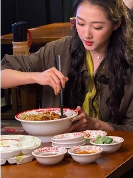 从炸酱面到豆汁儿,关晓彤在方砖厂品尝京味小吃