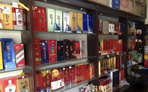 同一瓶白酒，烟酒店卖450，网上卖325，差的到底是什么
